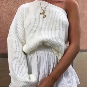 One shoulder tröja - Säljer min one shoulder tröja i one size, passar mig som är xs. Kontakta vid frågor eller fler bilder.