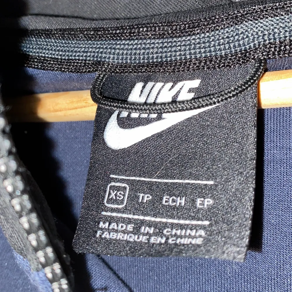 Säljer den här nike tech fleecen och den här nike tech fleecens byxor för jag har slutat använda den. Det här paret är den gamla verisionen av nike tech fleece och har slutats sälja i butik och på nätet, allt jag säljer är i superbra skick och inget är sönder eller miss färgade( säljer både byxorna och tröjan för 1500 och om man vill ha ett plagg så får man det för 700). Övrigt.