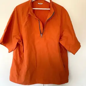 Orange kortärmad jacka/skjorta trés bien, nypris: 1300kr. Storlek M, men passar även S. Oversized. Knappt använd.
