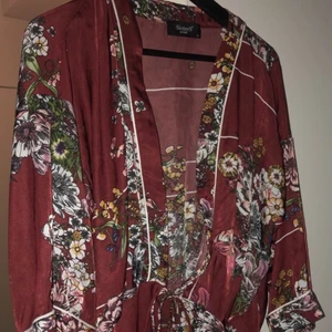 Kimono - Jätte fin blommig kimono med snörning vid magen, super skönt material 