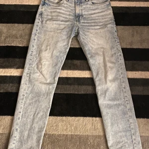 HM byxor ljusblå - Byxor från HM, ljusblåa, använd ett par gånger, bra skick 