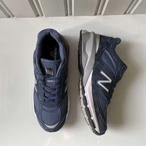 New balance skor 990 mörkblå - Använt typ 4 gånger. Ny pris 2150kr. PM för fler bilder