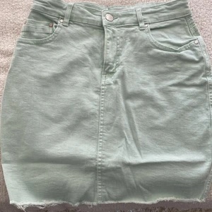 Mintgrön kjol - Säljer en mintgrön kjol i ett stretchigt material, väldigt skön att ha på sig. Det är storlek 38, men passar också storlek 36 skulle jag säga. Skriv vid intresse💕