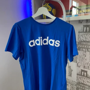 Adidas t-shirt stl S - En vardags t-shirt i bra kvalitet och skick. Passar bra till vitt.