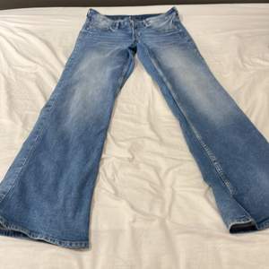 Blåa lågmidjade jeans från h&m. Strl 38. Säljer gråa likadana i min profil.
