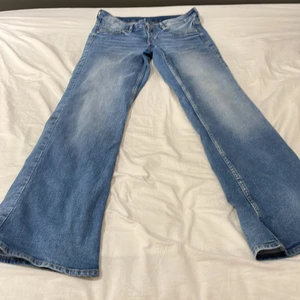 Blåa h&m lågmidjade jeans - Blåa lågmidjade jeans från h&m. Strl 38. Säljer gråa likadana i min profil.