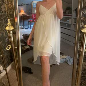 sjukt fin vit klänning i storlek xs🤍🤍