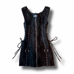 Hellbunny klänning  - En av mina absolut mest älskade klänningar!! Älskarälskarälskar!! Men använder inte så mycket längre. Den är svart och har ett lager av spets. Den har dragkedja framtill och korsettliknande knytningar på sidorna och bak. Den har otroliga metalwear-detaljer. Är helt enkelt kär. Märket är hellbunny och storleken S. Den köptes för 900kr💗🌸