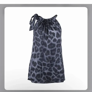 Sommarblus!! - Säljer denna så fina blus från Neo Noir som tyvärr inte kommer till användning, precis som ny!! 😇