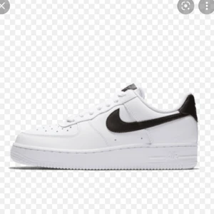 Air force 1  - Säljer mina air force 1 då jag aldrig använder de längre. Använda under en höst period (som man ser på bilden är de ej slitna). Köpta för 1200 och säljer nu de för 500kr. 