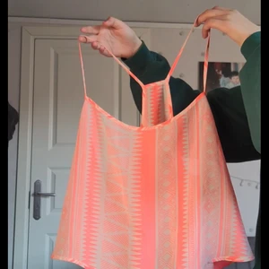 Mag tröja - Den är perfekt till sommaren jag köpte den från gina tricot väldigt bra kvalite!😊❤