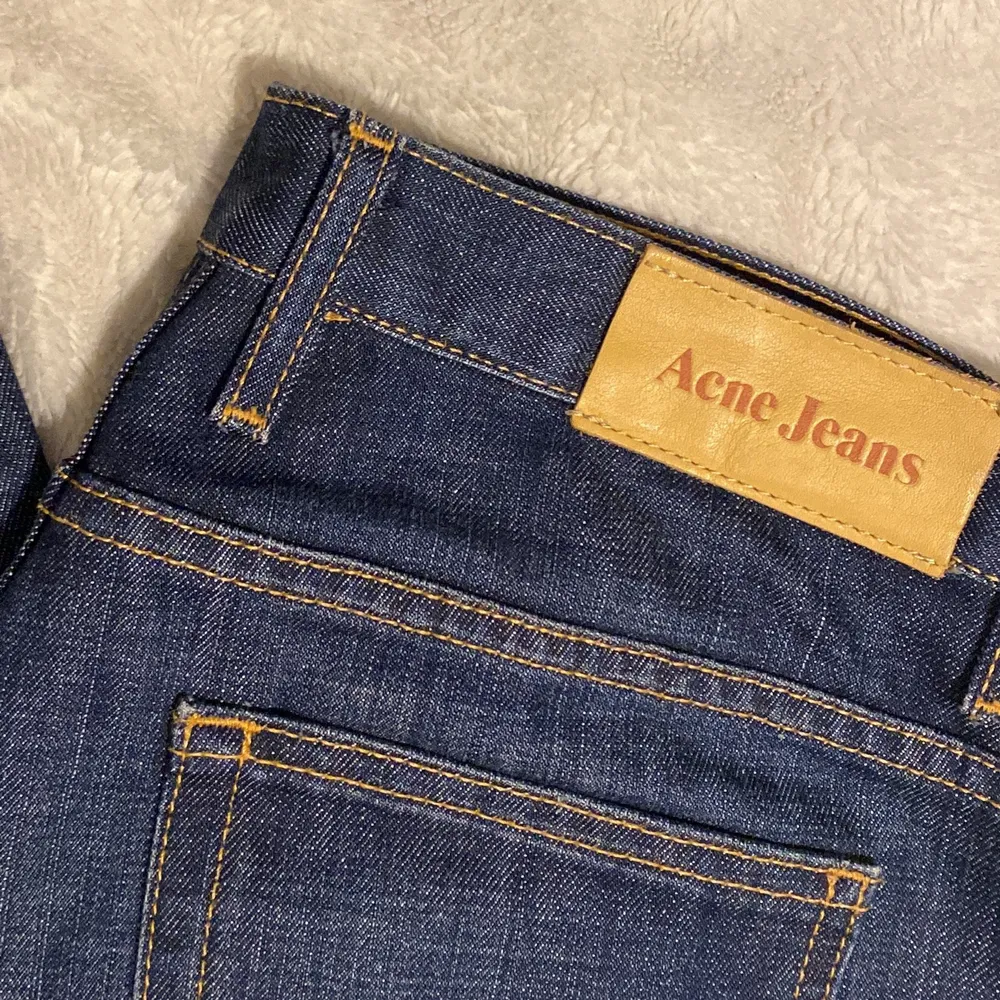 Midwaist jeans från acne! De är köpta för ca 1.5 år sen och är i mycket bra skick🙏 Jag är 1.68 och jeansen når marken😇 Kan såklart skicka fler bilder privat! . Jeans & Byxor.