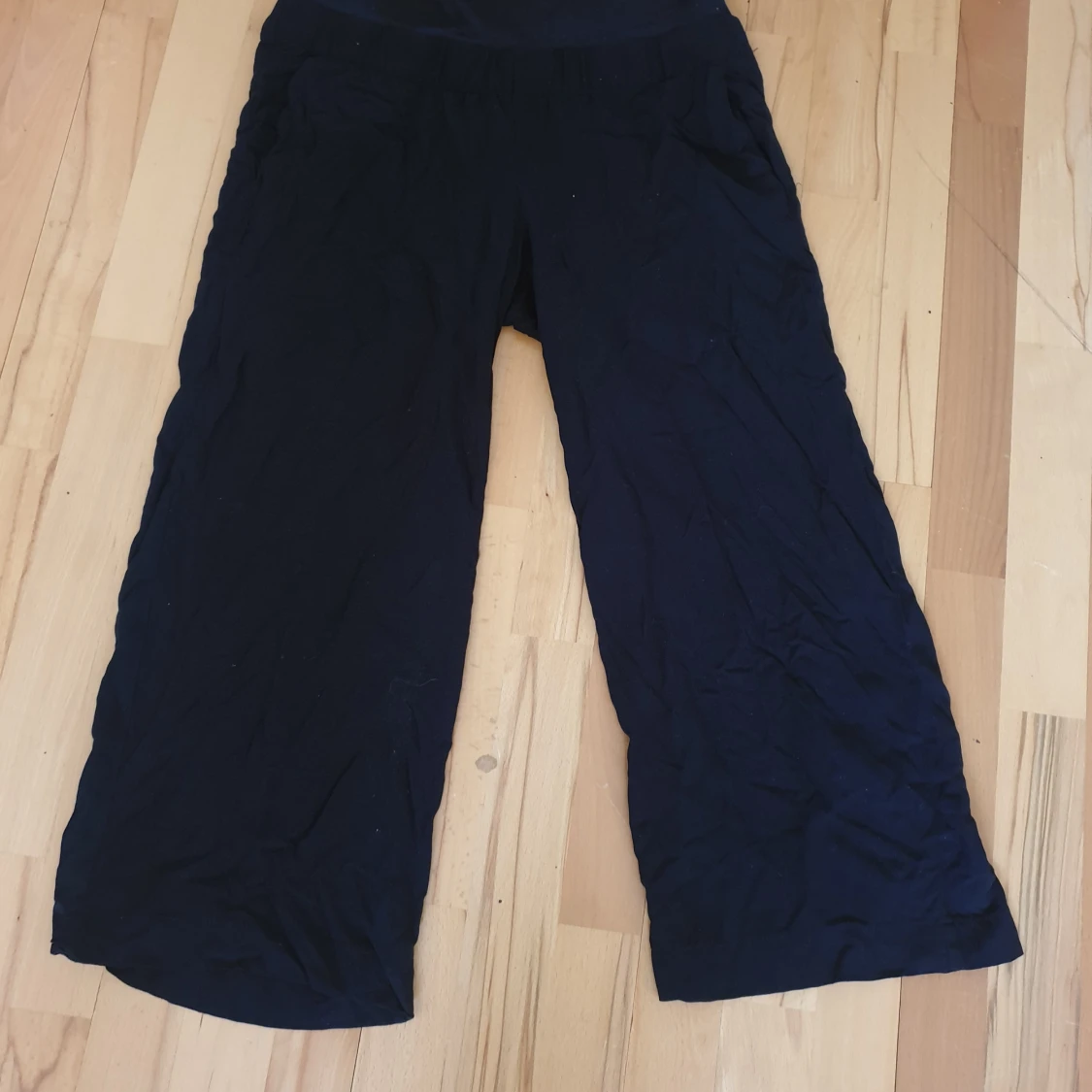 Supersköna svarta byxor med mudd upptill