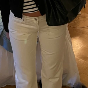 Weekday  - Säljer mina populära lågmidjade jeans från weekday i modellen arrow low dom är använda en gång och är derför i mycket bra skick ! 