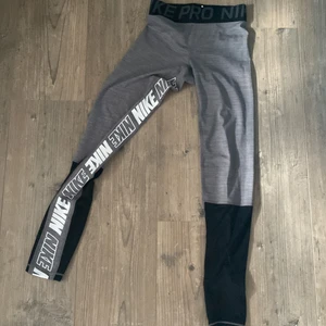 Träningsbyxor Nike  - Säljer nu mina träningsbyxor från Nike eftersom jag inte använder dom, i st xs men passar oxå s skulle jag säga.