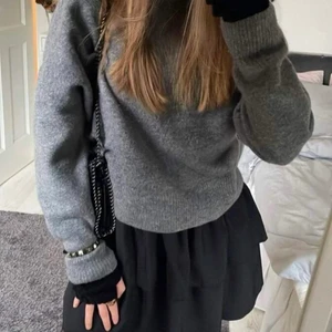 Kjol - Säljer denna fina kjol ifrån Shein!! Fick precis hem men tyckte den var lite för stor i midjan på mig och även ganska så mycket volym i den. Lappen finns kvar på kjolen då det följde med en. Kom privat för mina egna bilder eller andra funderingar 💓💓(lånad bild) 