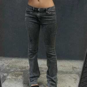 Lågmidjade jeans - Sjukt snygg lågmidjade byxor i grått! Jag är 170 och dem går ner till fötterna på mig ( se bild) har vanligtvis strl xs-s detta är strl s men dessa kommer passa allt ifrån xs-m eftersom dem är så strechiga ❤️ in o kika på min profil har massa mer liknande 😍🤩