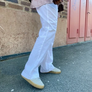 Vita linnebyxor🌺 - Vita linnebyxor i nyskick! Lagom slappa i rak modell, hög midja med dragkedja. Uppskattad strl ca XS-S. Jag är 1.65🤎 har fler foton så skriv om du undrar nåt🥰