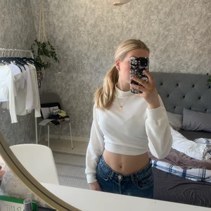 Vit vår tröja - Fin tröja till vår/ sommar säljer pga kommer inte till användning! Str xxs men passar även xs. 