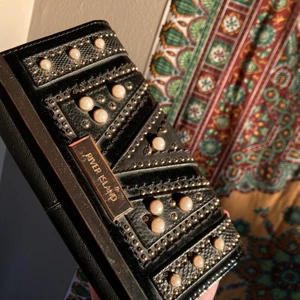 River Island plånbok - Jag säljer den här plånboken från River Island. Den har tio fack för kort, två fack för sedlar och ett fack för mynt med dragkedja. Det finns också två fuck på baksidan till kvitton! Köparen står för frakt!