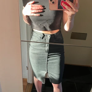 Lång svart ”jeans kjol”  - Så fin tajt halv lång, figur syd kjol från NA-KD, med en slits. Fickor finns fram och bak. Aldrig använd. Ser ut som jeans tyg men är väldigt skönt och stretchig.