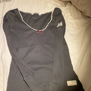 Oddmolly tröja - Säljer min söta oddmolly tröja då den nt kommit t andvänding tyvärr, säljer även två likadana fast rosa o vit så in o kika☺️ köpte för 650 i Oddmolly butiken PRIS KAN DIKSUTERAS