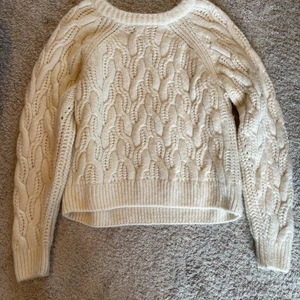 ❗️Kabelstickad tröja från H&M❗️ - 💕Säljer denna super fina stickade tröjan då jag inte använder den längre. Tröjan är i storlek M, och den passar fint till allt!💕