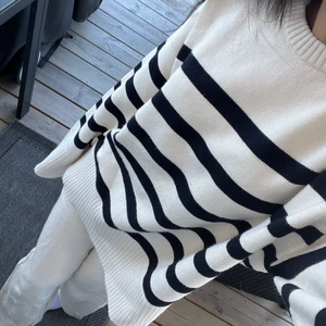 Zara tröja M - stickad randig tröja från zara i storlek M, passar även S om man vill ha den lite mer oversize. Endast använd 1 gång, ser ut som sprillans ny utan revor, fläckar, tråddragningar eller andra anmärkningar. Köparen står för frakt som tillkommer på 66kr spårbart med postnord, annars finns den att hämtas upp i Göteborg! 