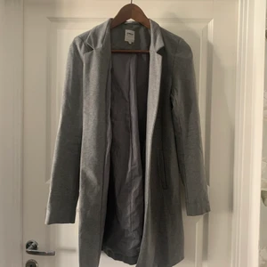 Kappa ifrån Only - Fin kappa ifrån Only. Perfekt för vår sommar och hösten, dessutom bra längd och tunt material. Är absolut öppen för prisförslag, kan mötas upp i Stockholm och det är bara att skriva för fler bilder!!