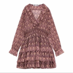 Zara klänning  - Säljer denna super fina populära klänningen från zara!! Slutsåld på hemsidan. Storlek S, 300kr + frakt eller mötas i Malmö 💗