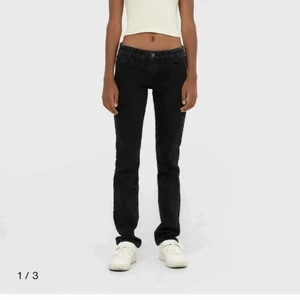 Lågmidjade jeans - Säljer dessa slutsålda svarta lågmidjade jeans från Zalando. Storlek 36 och långa på mig som är 172 cm lång.