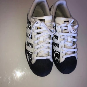 Adiddas Superstar - Hej!, Säljer mina skor för att dom blev för liten för mig och den har används par gånger, köpte dom i höstas för 1400kr, säljer dom för 800kr för att dom är nästan helt nya och du kan inte hitta dom i webbplatser bara i butik.