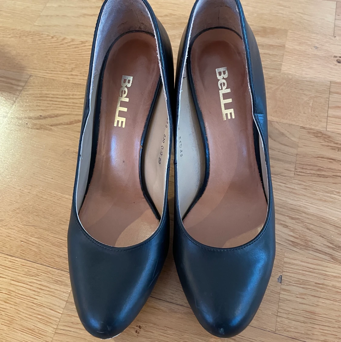 Svart pumps i läder med hög klack - 90