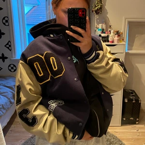 Jacka - As snygg jacka i nyskick, storlk S men lite oversize i storleken  💗