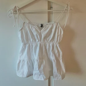 Topp - Säljer denna populära topp från H&M som slutsåld i de flesta storlekarna. Jättebra skick och fin i sommar. Storleken är xxs men passar även upp till S.  Buda i kommentarerna ❗️köparen står för frakt❗️