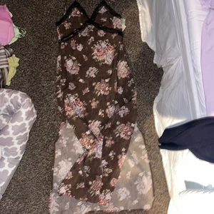 Lång klänning  - Så himla fin långklänning med slits på båda sidorna! Tyvärr aldrig kommit till användning då den är för stor för mig!! Skicka meddelande för bättre bilder