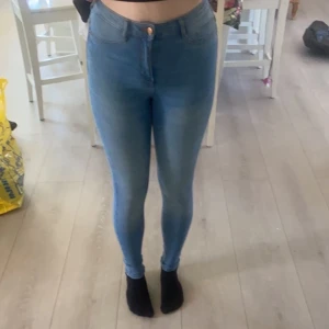 Gina Tricot, storlek S - Säljer dessa fina Molly byxor från Gina tricot. Säljer byxorna för 120kr då jag nästan inte använt dom. Jättebra skick och tagit hand om väl. Köparen står för frakten om inte köparen vill mötas upp i Uddevalla eller Munkedal. Storlek S.❤️