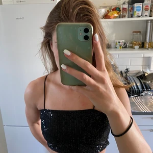 Glittrig festtopp  - Omvänd festtopp med prislappen kvar! En riktig partypingla, glittriga paljetter med smala axelband. Köparen står för frakten.