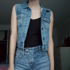 jeansväst - Jeansväst från Monki som jag köpt second hand och som bara kommit till användning en gång så i bra skick! 