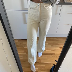 Krämvita jeans - Krämvita långa jeans, perfekt till sommaren med en färgglad topp! Sparsamt använda. Köparen står för frakten.