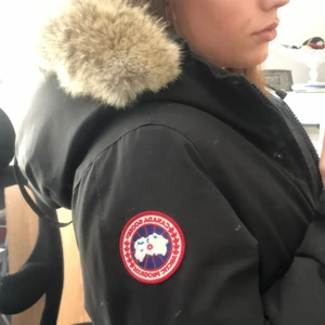 Canada goose - Jag ska sälja min super fina jacka som jag köpte helt ny förra vintern, den är i super bra skick och har inga defekter eller slitningar! Jag har kvitto, det är bara att fråga om fler bilder eller frågor!❤️pris går att diskutera❤️