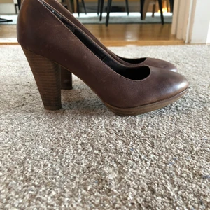 Högklackade skor strl 39 - Från XIT strl 39, bruna. Klack 10 cm. Köparen betalar frakt eller möts upp i Stockholm City