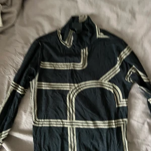 Skit snygga turtlenecks - En svart och en beige turtleneck, sitter fint på kroppen. Frakt tillkommer. 150 för båda.