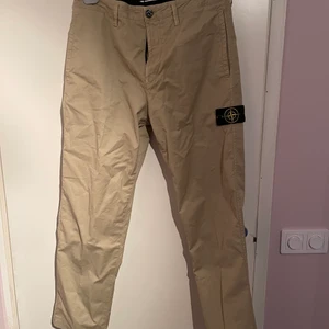 AW21 Beiga Stone Island Cotton Trousers - Storlek: 32 Skick: Aldrig använda Nypris ca 3000kr