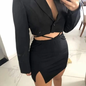 Svart Kjol Med Knyte - Säljer nu denna supersnygga kjolen med knyte som går att reglera och ha som man vill. Passar perfekt till en kavaj eller annan topp nu i sommar!