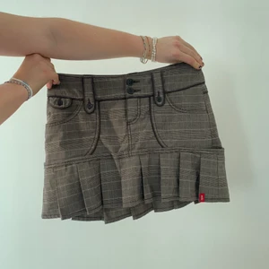 Lågmidjad kjol - Jättefin lågmidjad kort kjol från Esprit i bra skick! Jättefin till vår och sommar, kommer tyvärr inte till användning hos mig 😩❤️ Storlek M, passar nog också S. Den går att sprätta så den blir längre också!