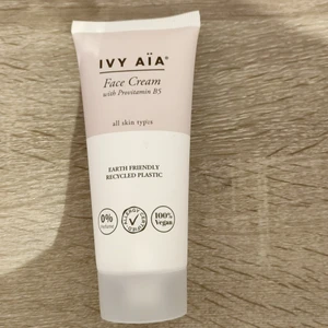 Moisturizer - En moisturizer från Ivy aia. Aldrig använd bara testad en gång då den inte funkade så bra för mig hud. :)))