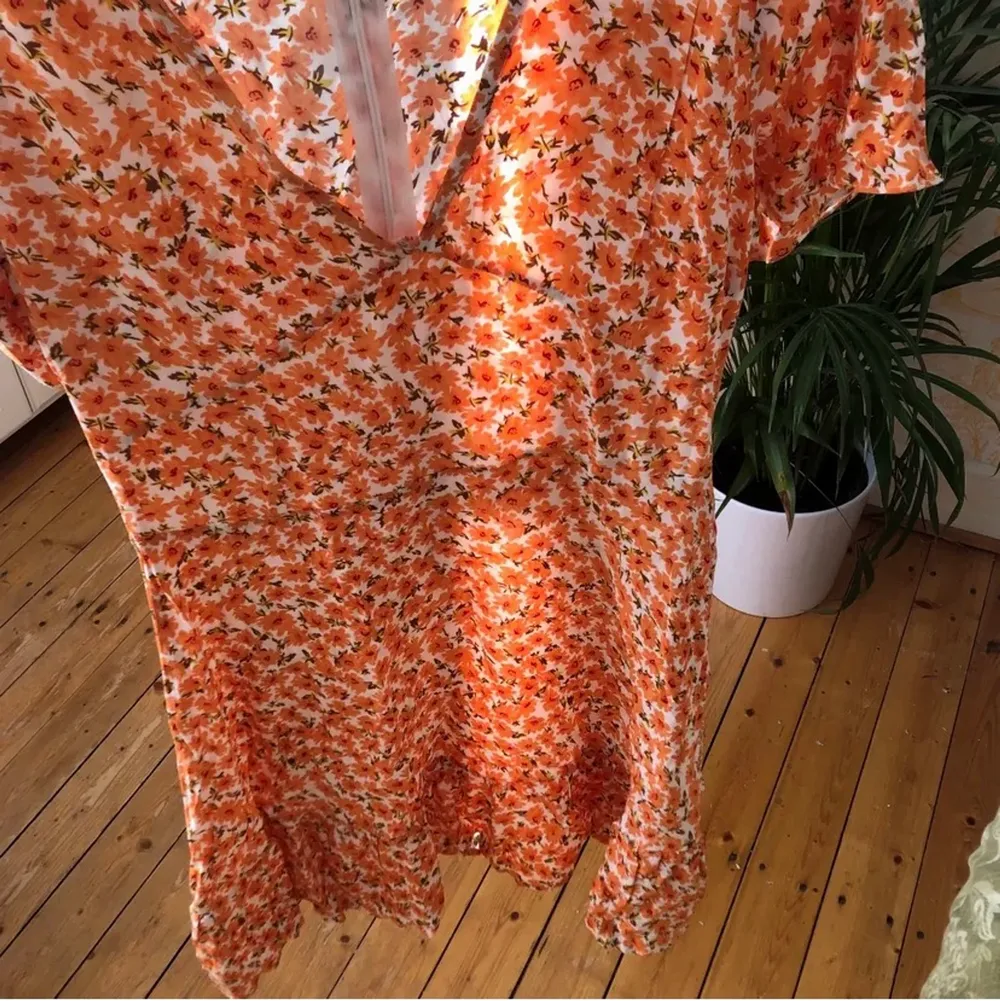 Säljer denna jättegulliga klänningen som är orange och blommig! Kontakta mig vid intresse🦋. Klänningar.