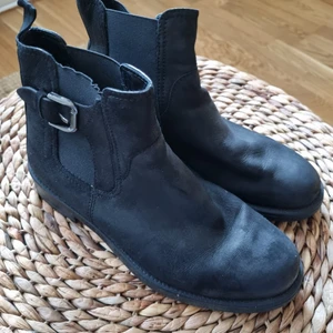 Nubuck boots - Svarta boots med resår, från Vagabond. I nubuck (läder). Använda men har tagit hand om dem så de har mycket kvar att ge! Resoren på höger sko har blivit lite ful, se bild. Inget som stör när man använder skorna. Storlek 38, stora i storlek, jag har normalt 39. Innermått 25 cm. 