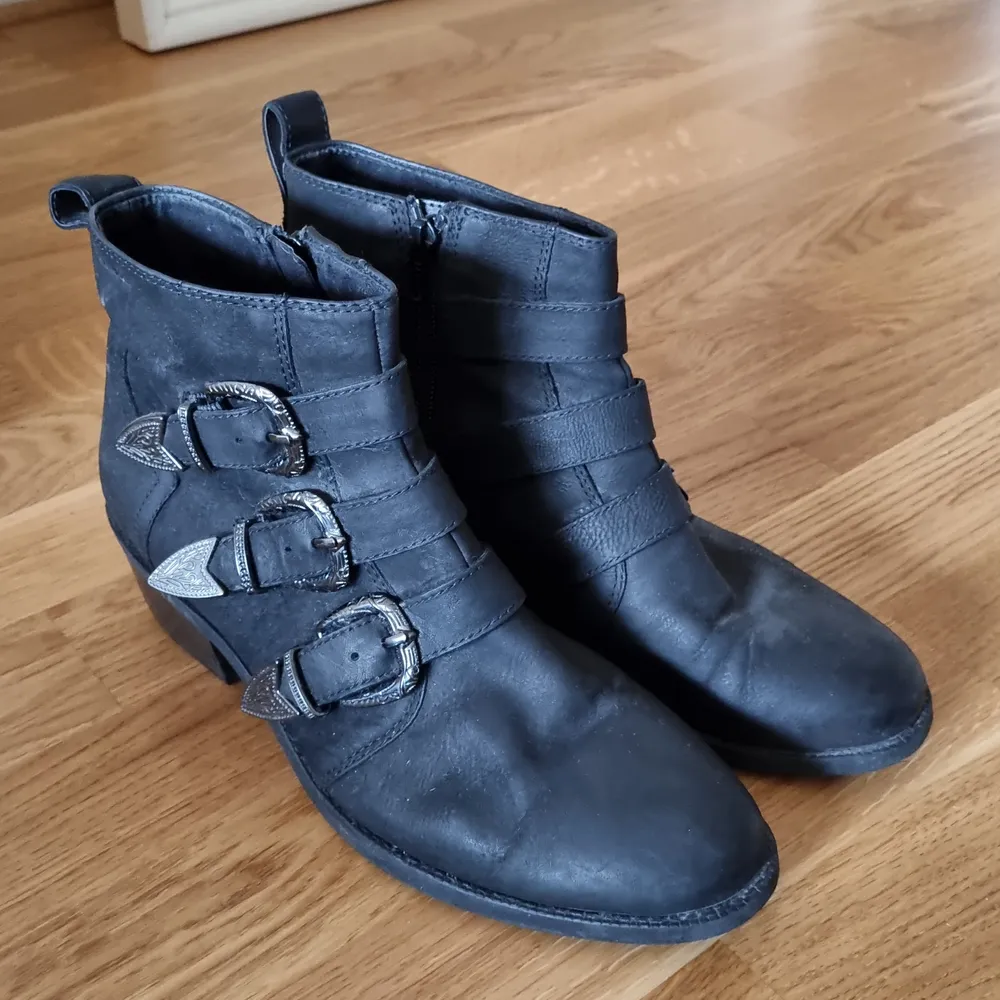 Boots/stövletter i nubuck (läder) från Vagabond, storlek 39. Innermått 25 cm. Använda en gång, som nya! Inget att anmärka på.. Skor.